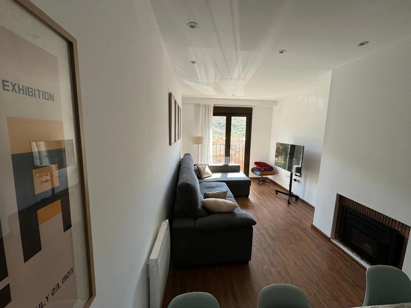 Zona de estar del apartamento con sofá y chimenea de pellets