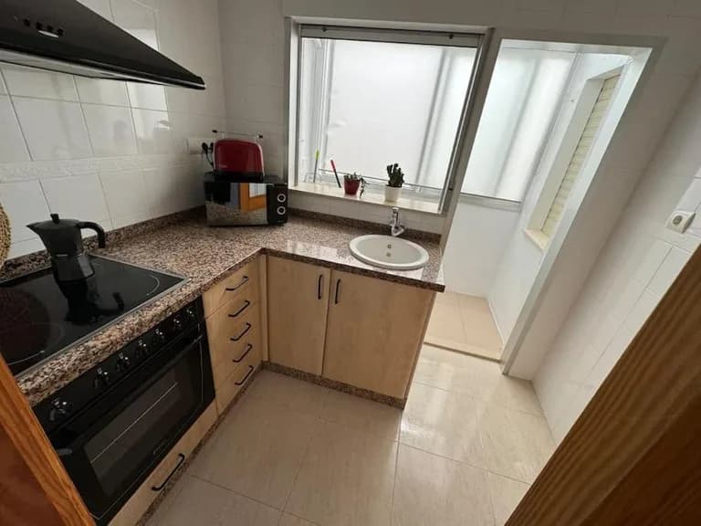 Cocina totalmente equipada del apartamento de Valencia frente al mar