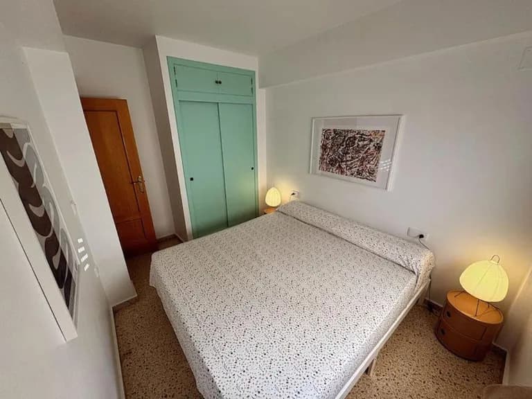 Dormitorio del apartamento con armario azul
