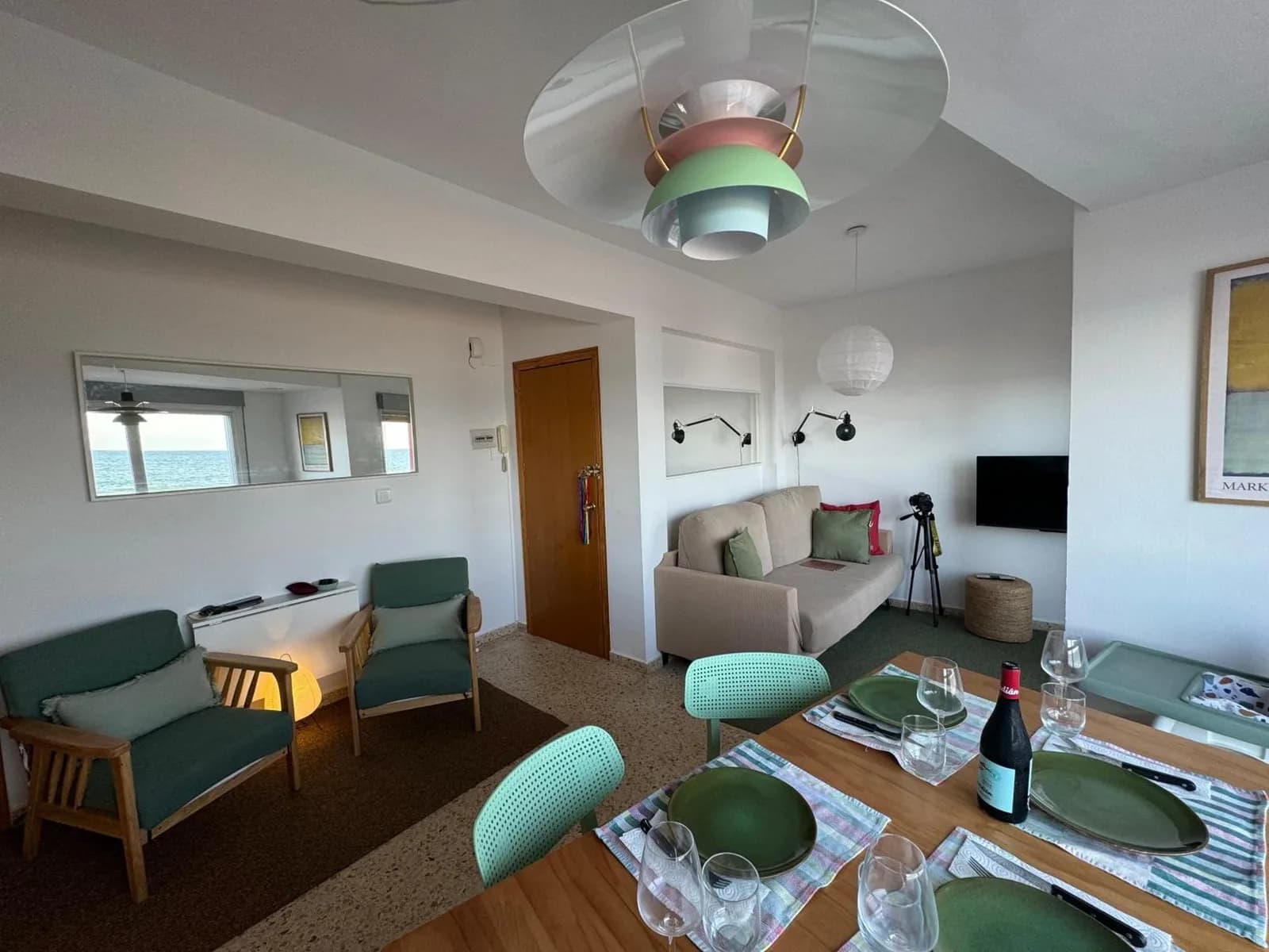 Salón-comedor del apartamento con mesa, sillas y sofá