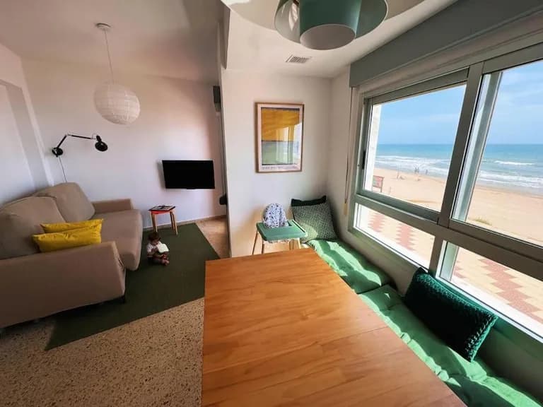 Zona de estar del apartamento a pie de la playa de la Llastra