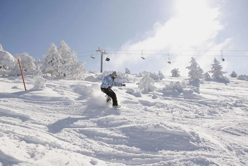 Snowboard en las pistas de la estación de esquí de Javalambre, a unos 10 minutos en coche del apartamento