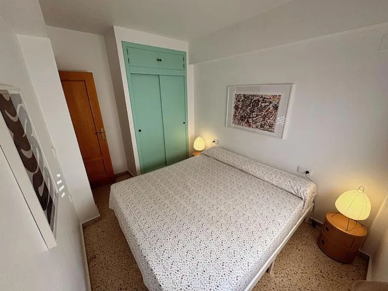 Dormitorio del apartamento con cama doble y armario