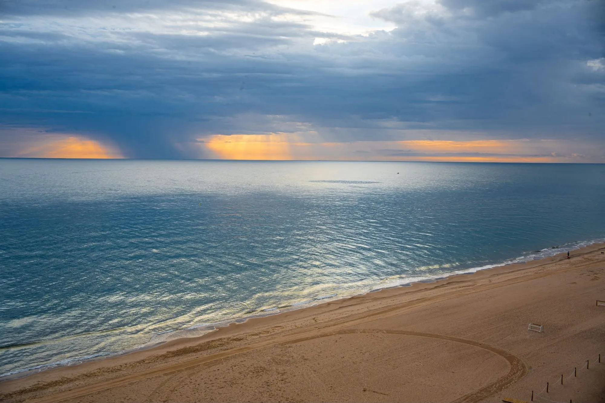 El mar Mediterráneo y la playa de la Llastra vistos desde el apartamento